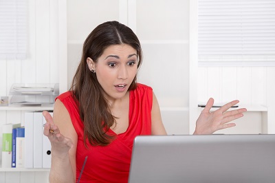 Frau mit Computer Problemen oder Absturz im BÃ¼ro